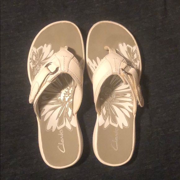 clarks flip flops white